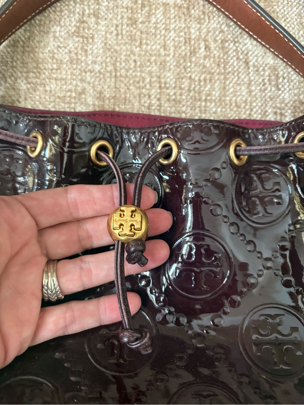VGUC Tory Burch T Monogram Patent Embossed Bucket Bag Albarossa Deep Wine - Picture 6 of 10